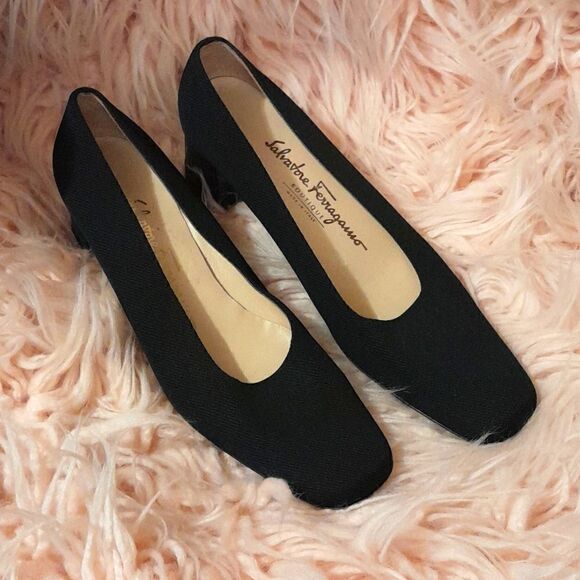SALVATORE FERRAGAMO VINTAGE  BLACK HEELS NARROW AAA SIZE 7 1/2 - Picture 1 of 6